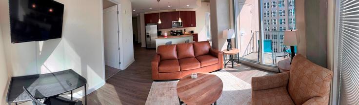 Elegant gestaltetes Wohnzimmer mit moderner Einrichtung in einer Wohnung im Building South Mint Street - aplusaccommodations - 1344180 in Charlotte, Charlotte