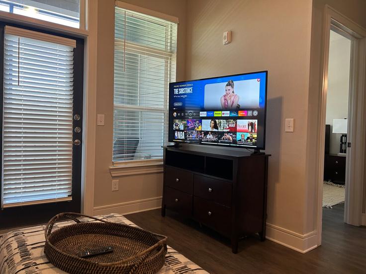 Building Ingleside Plantation Road - aplusaccommodations - 1490150 adresindeki bir dairede modern mobilyalarla zarif bir şekilde tasarlanmış oturma odası North Charleston, North Charleston