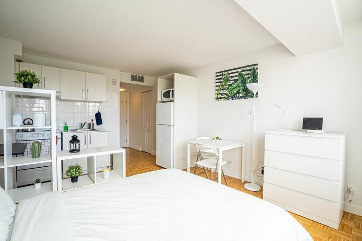 Sala de estar elegantemente projetada com móveis modernos em um apartamento no Building Boulevard René-Lévesque Ouest - appartements-dorchester-by-rakotta - 1281113 - TOR em Ville-Marie, Montreal