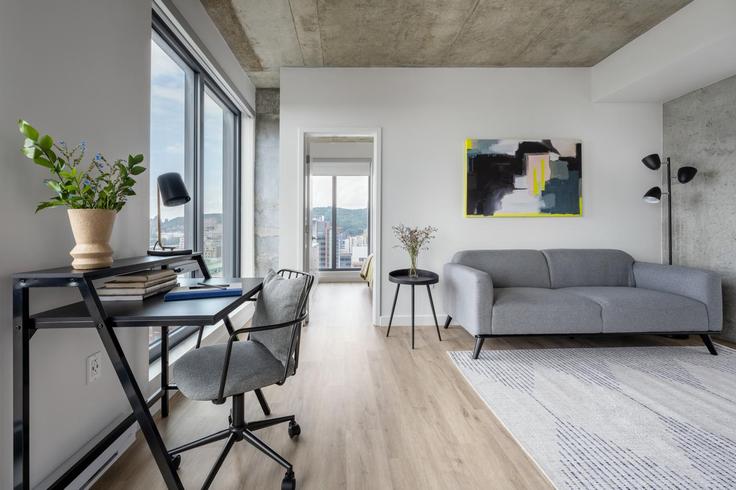 Salle de séjour élégante avec mobilier moderne dans un appartement à Building Boulevard René-Lévesque Ouest - appartements-dorchester-by-rakotta - 1281090 - TOR à Ville-Marie, Montreal