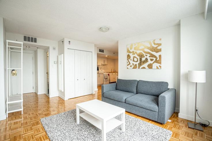 Salle de séjour élégante avec mobilier moderne dans un appartement à Building Boulevard René-Lévesque Ouest - appartements-dorchester-by-rakotta - 1281098 - TOR à Ville-Marie, Montreal Salle de séjour élégante avec mobilier moderne dans un appartement à Building Boulevard René-Lévesque Ouest - appartements-dorchester-by-rakotta - 1281098 - TOR à Ville-Marie, Montreal