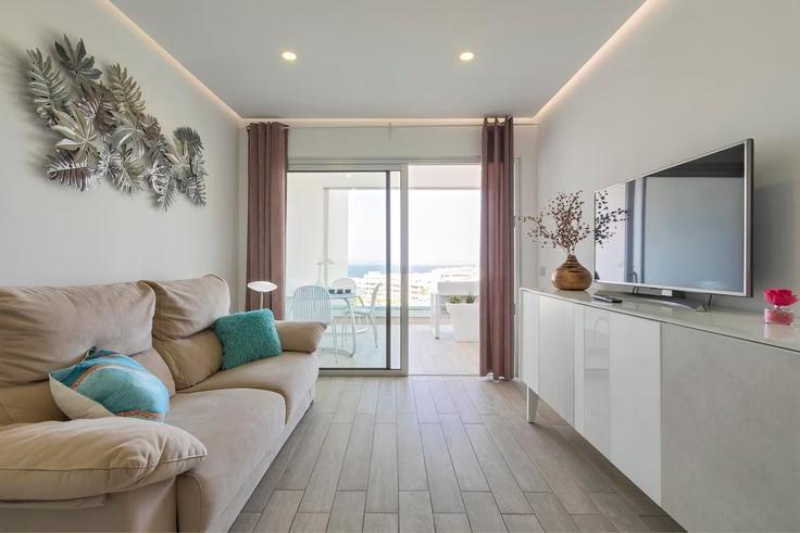 Elegante sala de estar con mobiliario moderno en un apartamento en Building Calle Aljibe - aqua-vista-tenerife - 1296040 - MAD en Adeje, Adeje