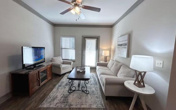 Building Venue Way - ar-national-short-term-housing - 1328922 adresindeki bir dairede modern mobilyalarla zarif bir şekilde tasarlanmış oturma odası Alpharetta, Alpharetta