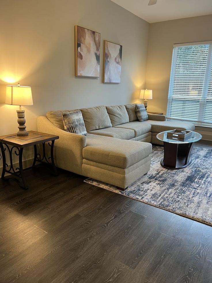 Vinings, Vinings에 위치한 Building Stillhouse Creek Drive - ar-national-short-term-housing - 1328017 아파트의 세련된 인테리어가 돋보이는 거실 Vinings, Vinings에 위치한 Building Stillhouse Creek Drive - ar-national-short-term-housing - 1328017 아파트의 세련된 인테리어가 돋보이는 거실