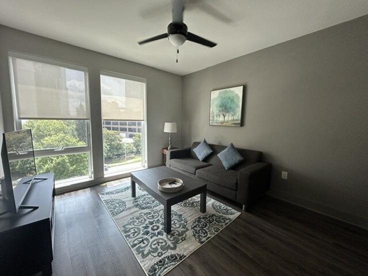 Sala de estar elegantemente projetada com móveis modernos em um apartamento no Building Lenox Road Northeast - ar-national-short-term-housing - 1604705 em Atlanta, Atlanta Sala de estar elegantemente projetada com móveis modernos em um apartamento no Building Lenox Road Northeast - ar-national-short-term-housing - 1604705 em Atlanta, Atlanta