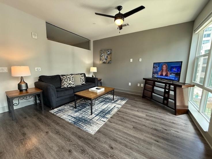 Elegant gestaltetes Wohnzimmer mit moderner Einrichtung in einer Wohnung im Building Buckhead Forest Mews - ar-national-short-term-housing - 1332027 in Atlanta, Atlanta