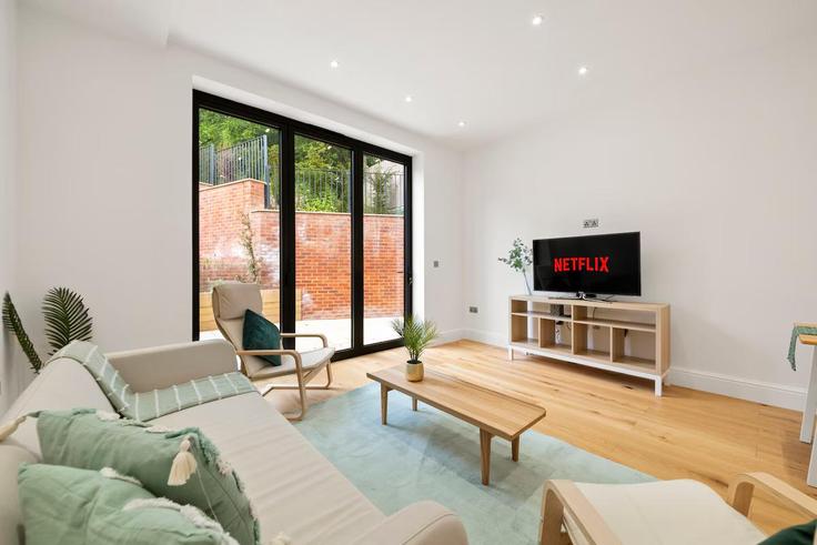 London Borough of Croydon, Coulsdon에 위치한 Building Field End - ar-pereira-homes-ltd - 1470282 유닛의 세련된 인테리어가 돋보이는 거실