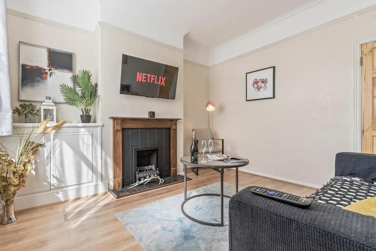 Elegant gestaltetes Wohnzimmer mit moderner Einrichtung in einer Wohnung im Building Raymond Road - ar-pereira-homes-ltd - 1470286 in Leicester, Leicester Elegant gestaltetes Wohnzimmer mit moderner Einrichtung in einer Wohnung im Building Raymond Road - ar-pereira-homes-ltd - 1470286 in Leicester, Leicester