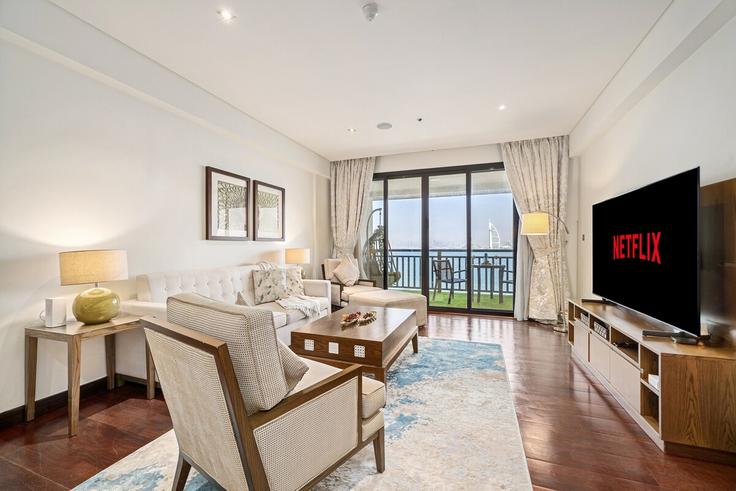 Elegante sala de estar con mobiliario moderno en un apartamento en Building Crescent Road - arabnb-vacation-home-rentals-1 - 1621823 en Nakhlat Jumeira, Dubai Elegante sala de estar con mobiliario moderno en un apartamento en Building Crescent Road - arabnb-vacation-home-rentals-1 - 1621823 en Nakhlat Jumeira, Dubai