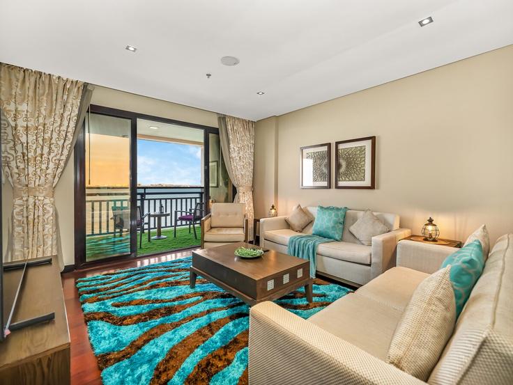 Elegante sala de estar con mobiliario moderno en un apartamento en Building Crescent Road - arabnb-vacation-home-rentals-1 - 1621826 en Nakhlat Jumeira, Dubai Elegante sala de estar con mobiliario moderno en un apartamento en Building Crescent Road - arabnb-vacation-home-rentals-1 - 1621826 en Nakhlat Jumeira, Dubai