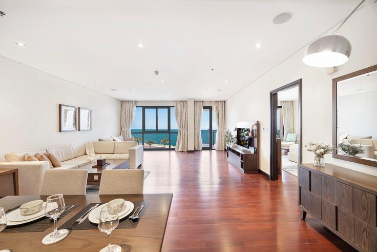 Elegant gestaltetes Wohnzimmer mit moderner Einrichtung in einer Wohnung im Building Crescent Road - arabnb-vacation-home-rentals-1 - 1637127 in Nakhlat Jumeira, Dubai Elegant gestaltetes Wohnzimmer mit moderner Einrichtung in einer Wohnung im Building Crescent Road - arabnb-vacation-home-rentals-1 - 1637127 in Nakhlat Jumeira, Dubai