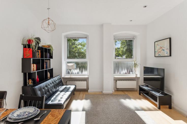 Sala de estar elegantemente projetada com móveis modernos em um apartamento no Building Langhansstraße - arbiogroup - 1045929 - BER em Berlin, Berlin