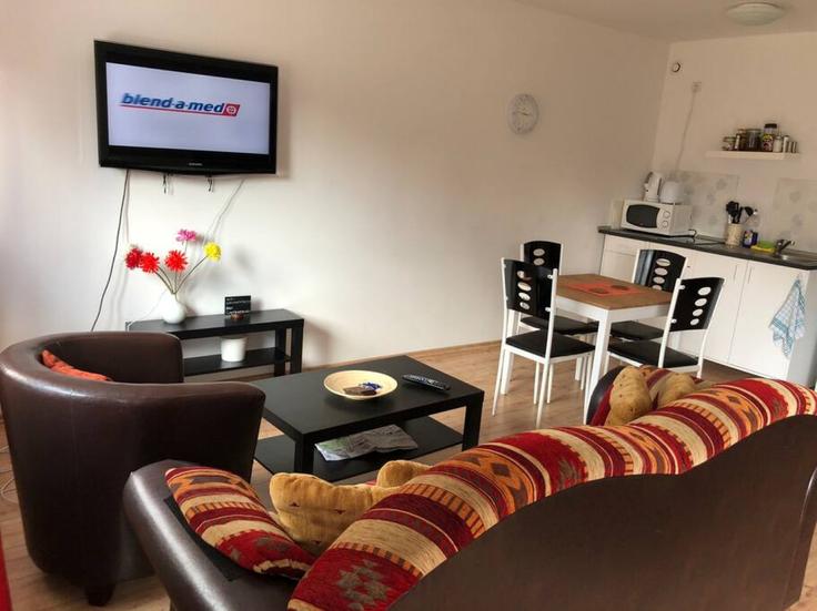 Elegant gestaltetes Wohnzimmer mit moderner Einrichtung in einer Wohnung im Building Hafenplatz - arbiogroup - 1045931 in Berlin, Berlin Elegant gestaltetes Wohnzimmer mit moderner Einrichtung in einer Wohnung im Building Hafenplatz - arbiogroup - 1045931 in Berlin, Berlin