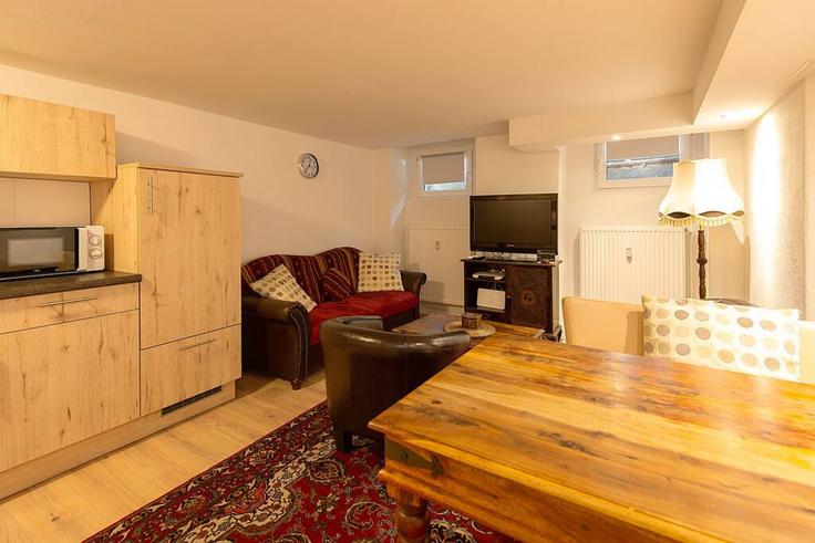 Elegante sala de estar con mobiliario moderno en un apartamento en Building Sorauer Straße - arbiogroup - 1045946 - BER en Berlin, Berlin