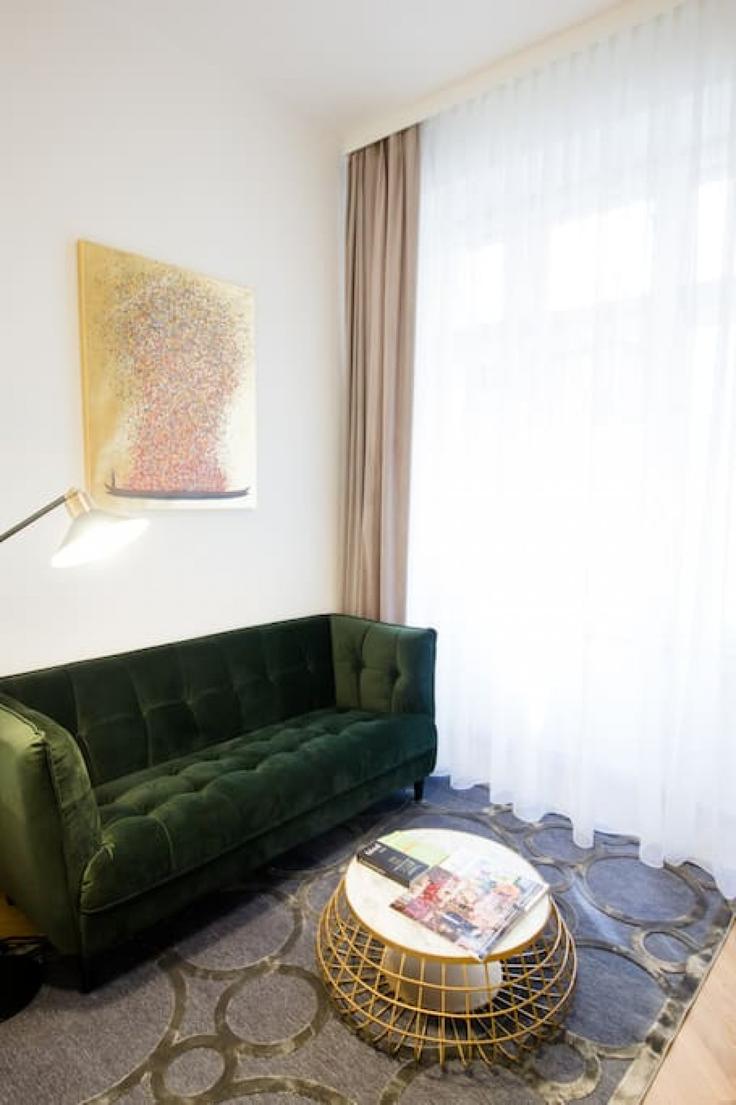 Elegant gestaltetes Wohnzimmer mit moderner Einrichtung in einer Wohnung im Building Linke Wienzeile - arbiogroup - 1046006 in Vienna, Vienna Elegant gestaltetes Wohnzimmer mit moderner Einrichtung in einer Wohnung im Building Linke Wienzeile - arbiogroup - 1046006 in Vienna, Vienna