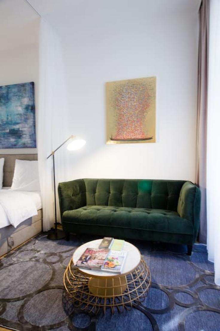 Elegant gestaltetes Wohnzimmer mit moderner Einrichtung in einer Wohnung im Building Linke Wienzeile - arbiogroup - 1046006 in Vienna, Vienna