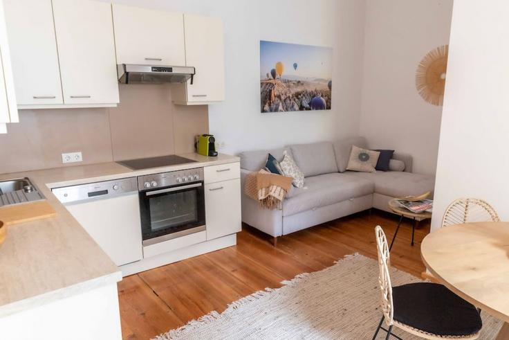 Sala de estar elegantemente projetada com móveis modernos em um apartamento no Building Palmgasse - arbiogroup - 1045988 - VIE em Vienna, Vienna