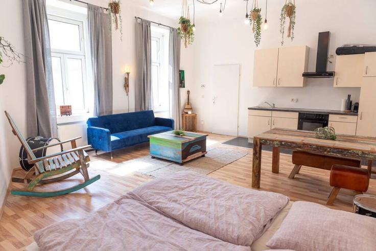Sala de estar elegantemente projetada com móveis modernos em um apartamento no Building Palmgasse - arbiogroup - 1045989 - VIE em Vienna, Vienna
