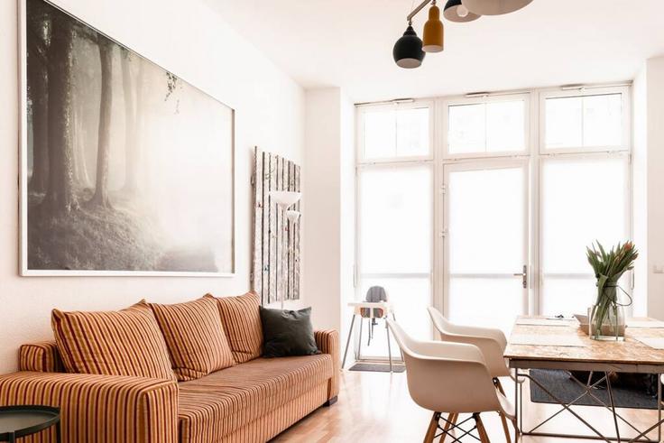 Berlin BerlinのBuilding Schreinerstraße - arbiogroup - 1046045のアパートメントにある、モダンな家具を備えたエレガントなデザインのリビングルーム Berlin BerlinのBuilding Schreinerstraße - arbiogroup - 1046045のアパートメントにある、モダンな家具を備えたエレガントなデザインのリビングルーム