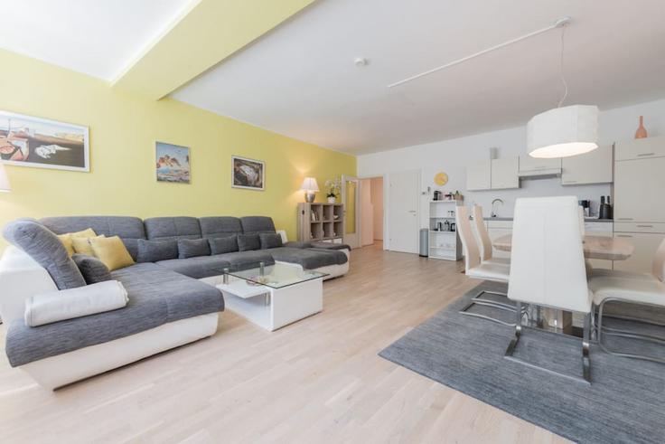 Vienna ViennaのBuilding Wiedner Hauptstraße - arbiogroup - 1046071 - VIEのアパートメントにある、モダンな家具を備えたエレガントなデザインのリビングルーム Vienna ViennaのBuilding Wiedner Hauptstraße - arbiogroup - 1046071 - VIEのアパートメントにある、モダンな家具を備えたエレガントなデザインのリビングルーム
