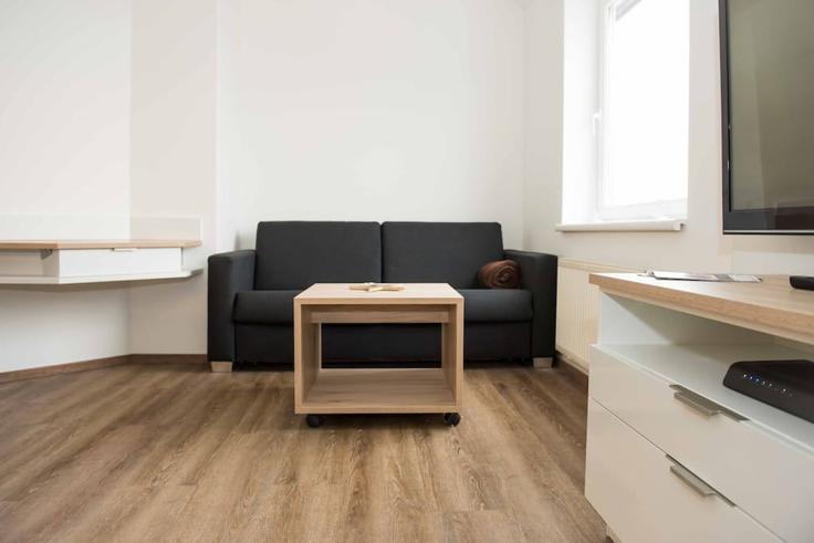 Salle de séjour élégante avec mobilier moderne dans un appartement à Building Sankt Veit-Gasse - arbiogroup - 1046183 à Wien, Wien