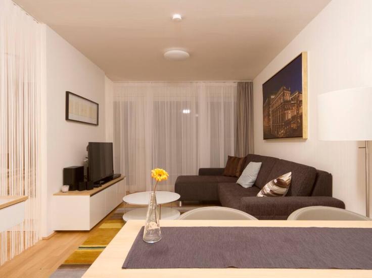 Elegant gestaltetes Wohnzimmer mit moderner Einrichtung in einer Wohnung im Building Kaiserstraße - arbiogroup - 1046188 in Vienna, Vienna Elegant gestaltetes Wohnzimmer mit moderner Einrichtung in einer Wohnung im Building Kaiserstraße - arbiogroup - 1046188 in Vienna, Vienna