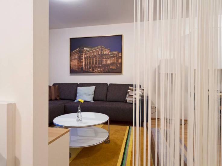 Elegante sala de estar con mobiliario moderno en un apartamento en Building Kaiserstraße - arbiogroup - 1046188 en Vienna, Vienna Elegante sala de estar con mobiliario moderno en un apartamento en Building Kaiserstraße - arbiogroup - 1046188 en Vienna, Vienna