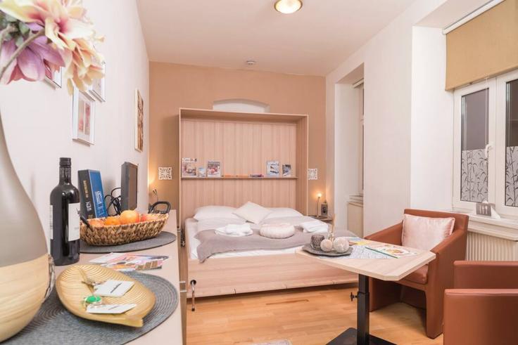 Vienna ViennaのBuilding Neustiftgasse - arbiogroup - 1046231のアパートメントにある、モダンな家具を備えたエレガントなデザインのリビングルーム