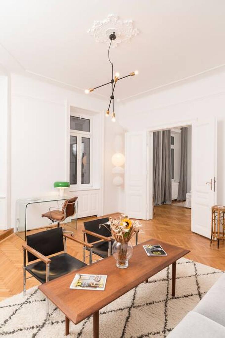 Vienna, Vienna에 위치한 Building Barawitzkagasse - arbiogroup - 1046227 - VIE 유닛의 세련된 인테리어가 돋보이는 거실 Vienna, Vienna에 위치한 Building Barawitzkagasse - arbiogroup - 1046227 - VIE 유닛의 세련된 인테리어가 돋보이는 거실