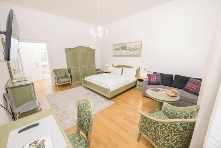 Sala de estar elegantemente projetada com móveis modernos em um apartamento no Building Hernalser Hauptstraße - arbiogroup - 1046275 em Vienna, Vienna Sala de estar elegantemente projetada com móveis modernos em um apartamento no Building Hernalser Hauptstraße - arbiogroup - 1046275 em Vienna, Vienna