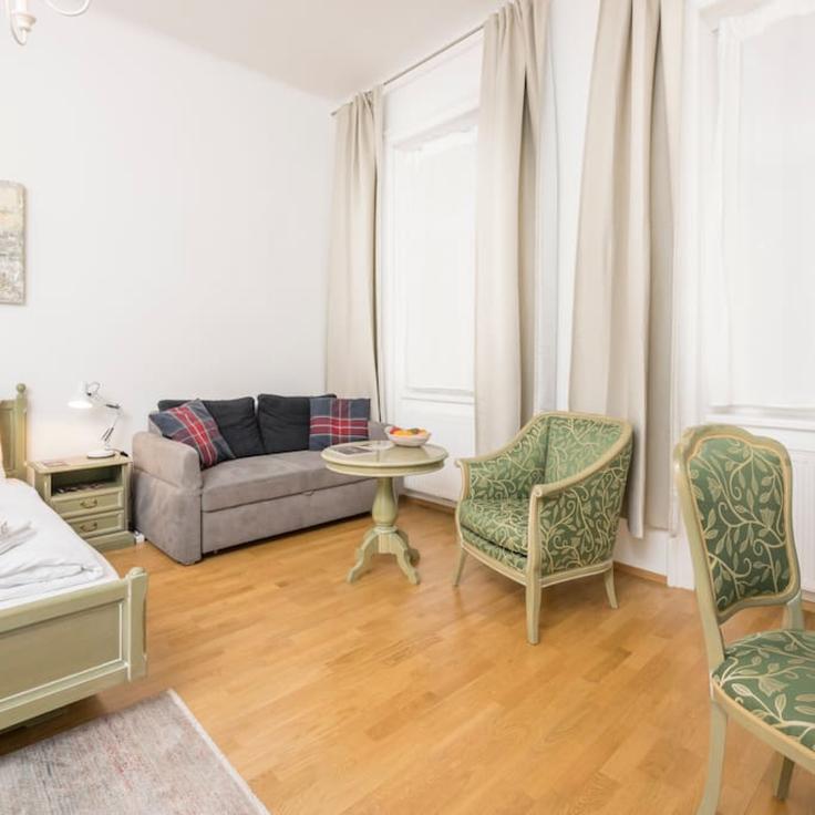 Vienna, Vienna에 위치한 Building Hernalser Hauptstraße - arbiogroup - 1046275 유닛의 세련된 인테리어가 돋보이는 거실 Vienna, Vienna에 위치한 Building Hernalser Hauptstraße - arbiogroup - 1046275 유닛의 세련된 인테리어가 돋보이는 거실