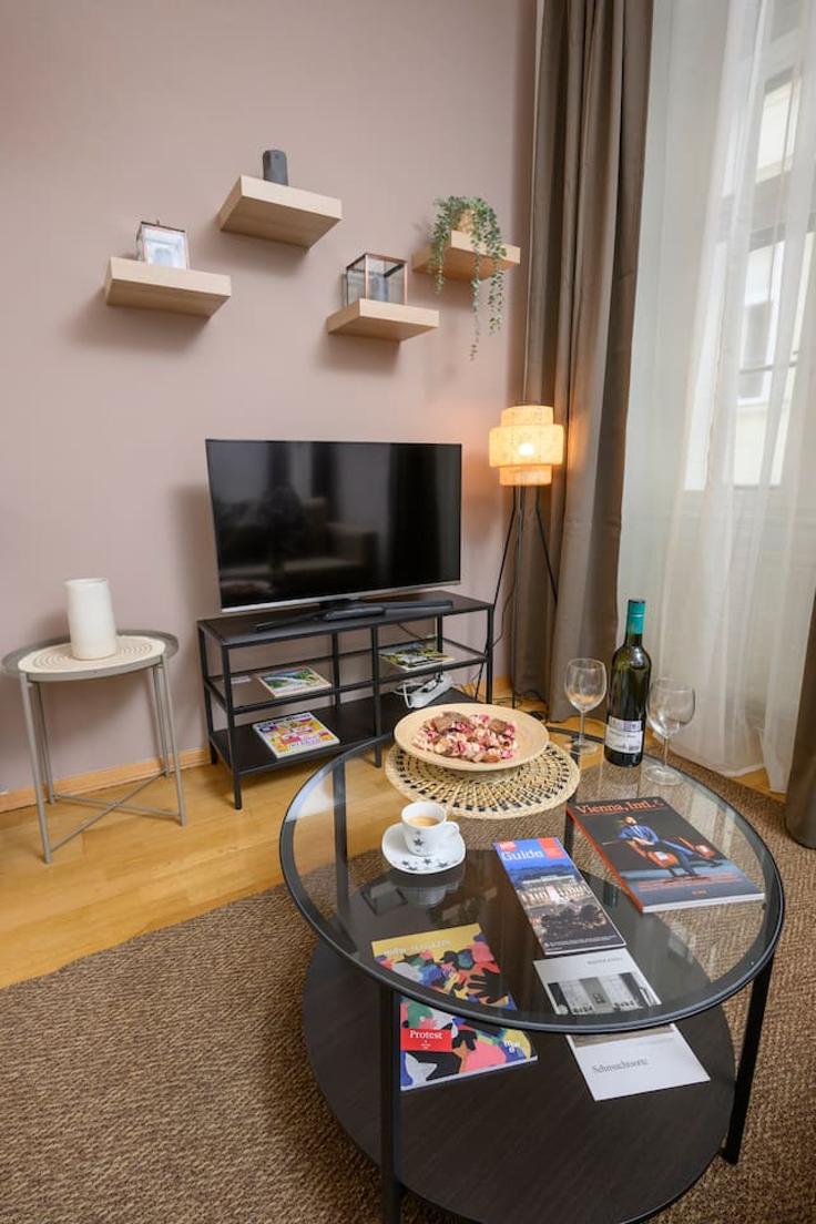 Elegante sala de estar con mobiliario moderno en un apartamento en Building Judengasse - arbiogroup - 1046295 - VIE en Vienna, Vienna