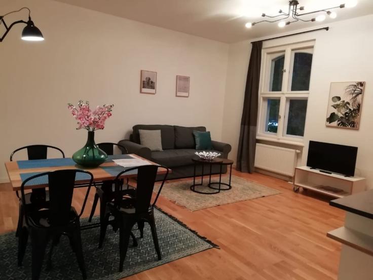 Berlin BerlinのBuilding Rheinstraße - arbiogroup - 1046351のアパートメントにある、モダンな家具を備えたエレガントなデザインのリビングルーム
