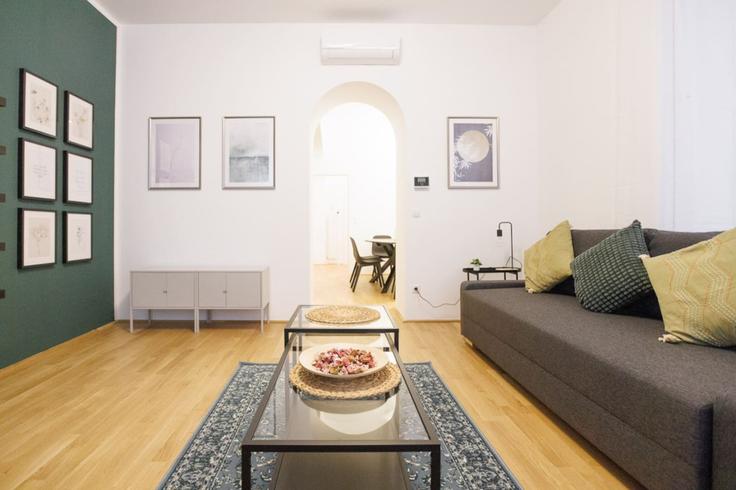 Vienna ViennaのBuilding Kumpfgasse - arbiogroup - 1046375 - VIEのアパートメントにある、モダンな家具を備えたエレガントなデザインのリビングルーム Vienna ViennaのBuilding Kumpfgasse - arbiogroup - 1046375 - VIEのアパートメントにある、モダンな家具を備えたエレガントなデザインのリビングルーム