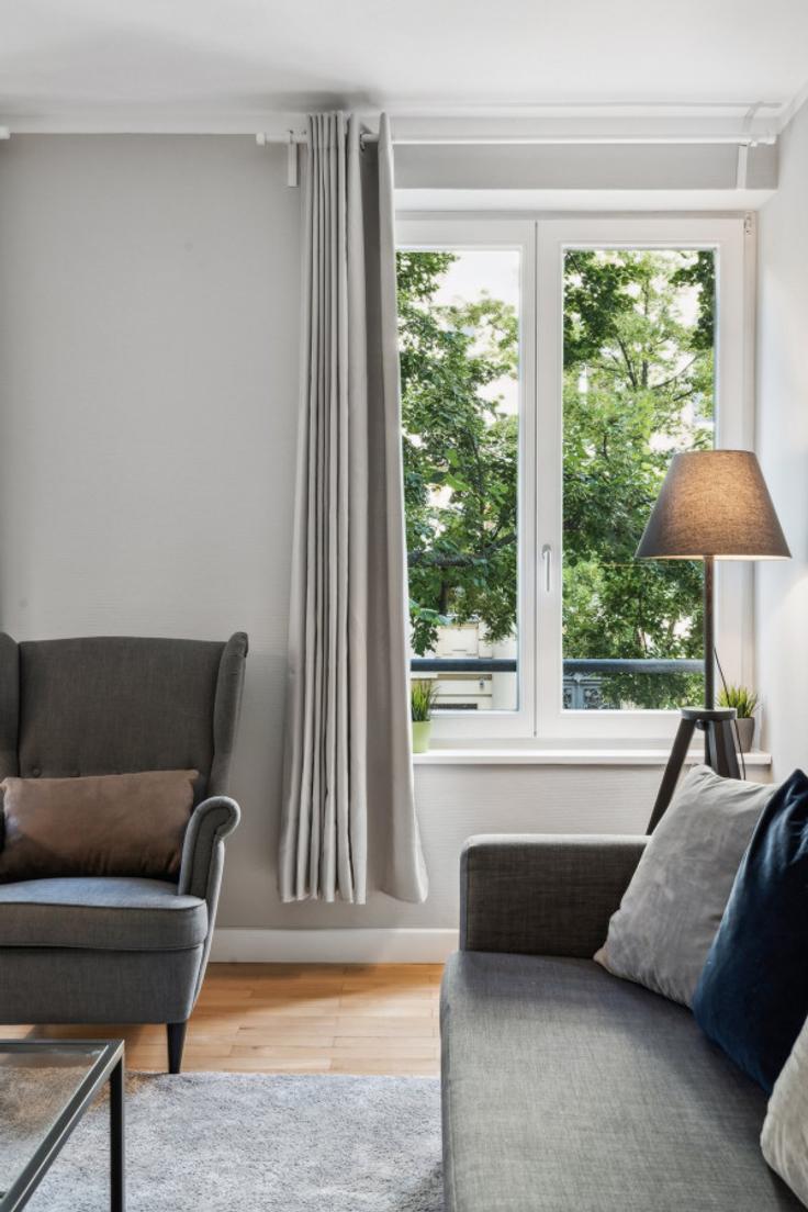 Elegant gestaltetes Wohnzimmer mit moderner Einrichtung in einer Wohnung im Building Bleibtreustraße - arbiogroup - 1046448 - BER in Berlin, Berlin Elegant gestaltetes Wohnzimmer mit moderner Einrichtung in einer Wohnung im Building Bleibtreustraße - arbiogroup - 1046448 - BER in Berlin, Berlin