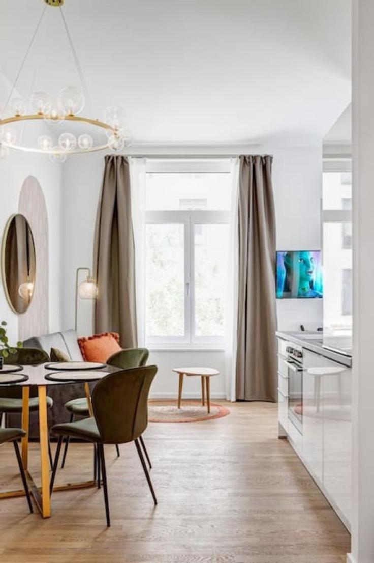 Elegante sala de estar con mobiliario moderno en un apartamento en Building Mühlenstraße - arbiogroup - 1046510 - BER en Berlin, Berlin