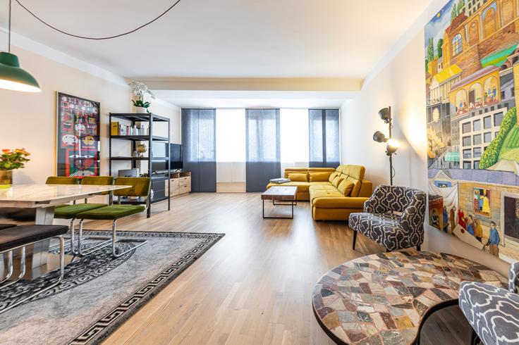 Elegante sala de estar con mobiliario moderno en un apartamento en Building Wiedner Hauptstraße - arbiogroup - 1046535 en Vienna, Vienna