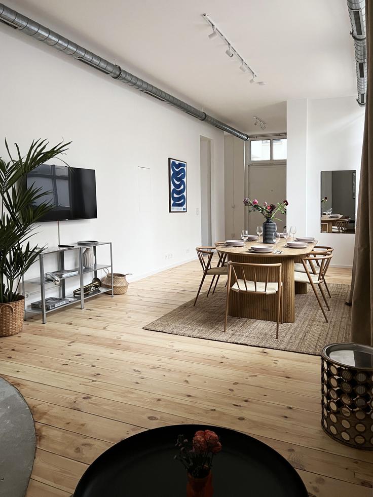 Elegant gestaltetes Wohnzimmer mit moderner Einrichtung in einer Wohnung im Building Körnerstraße - arbiogroup - 1046555 in Berlin, Berlin Elegant gestaltetes Wohnzimmer mit moderner Einrichtung in einer Wohnung im Building Körnerstraße - arbiogroup - 1046555 in Berlin, Berlin