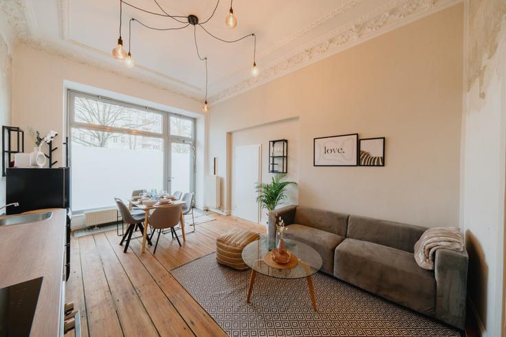 Elegante sala de estar con mobiliario moderno en un apartamento en Building Stromstraße - arbiogroup - 1234619 - BER en Berlin, Berlin Elegante sala de estar con mobiliario moderno en un apartamento en Building Stromstraße - arbiogroup - 1234619 - BER en Berlin, Berlin