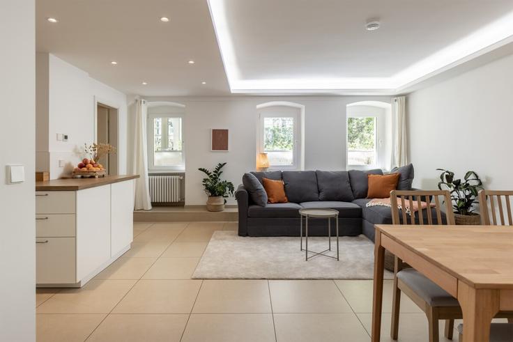 Elegante sala de estar con mobiliario moderno en un apartamento en Building Hiddenseer Straße - arbiogroup - 1312452 - BER en Berlin, Berlin Elegante sala de estar con mobiliario moderno en un apartamento en Building Hiddenseer Straße - arbiogroup - 1312452 - BER en Berlin, Berlin