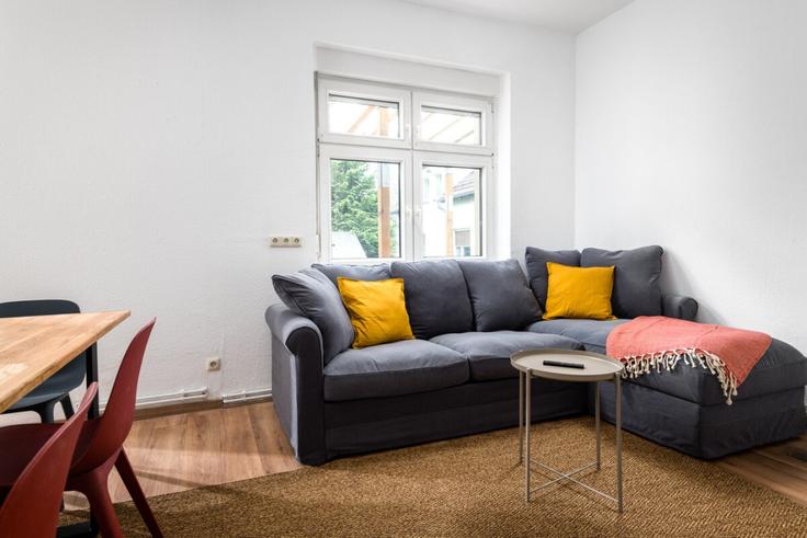 Salle de séjour élégante avec mobilier moderne dans un appartement à Building Lienhardweg - arbiogroup - 1312454 - BER à Berlin, Berlin