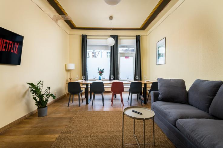 Berlin, Berlin에 위치한 Building Rostocker Straße - arbiogroup - 1312456 - BER 아파트의 세련된 인테리어가 돋보이는 거실