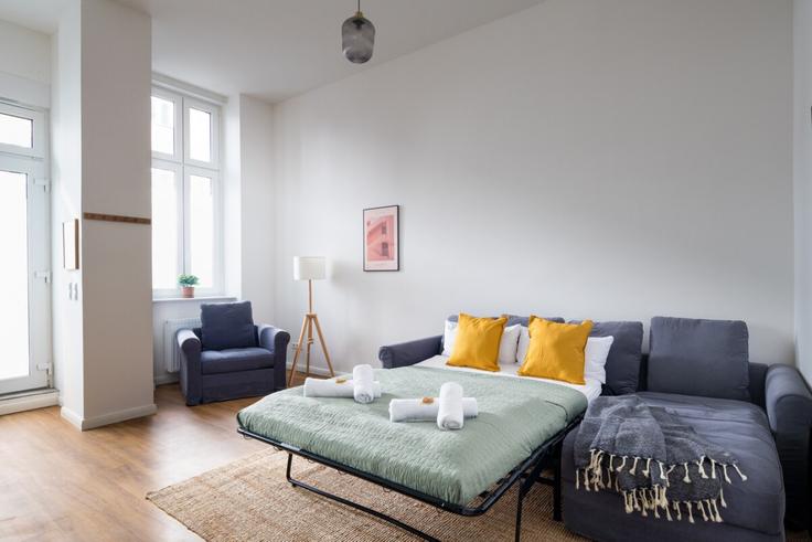 Sala de estar elegantemente projetada com móveis modernos em um apartamento no Building Ringbahnstraße - arbiogroup - 1312453 - BER em Berlin, Berlin