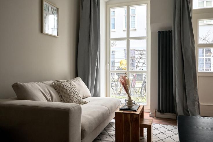 Berlin, Berlin에 위치한 Building Torstraße - arbiogroup - 1373025 유닛의 세련된 인테리어가 돋보이는 거실