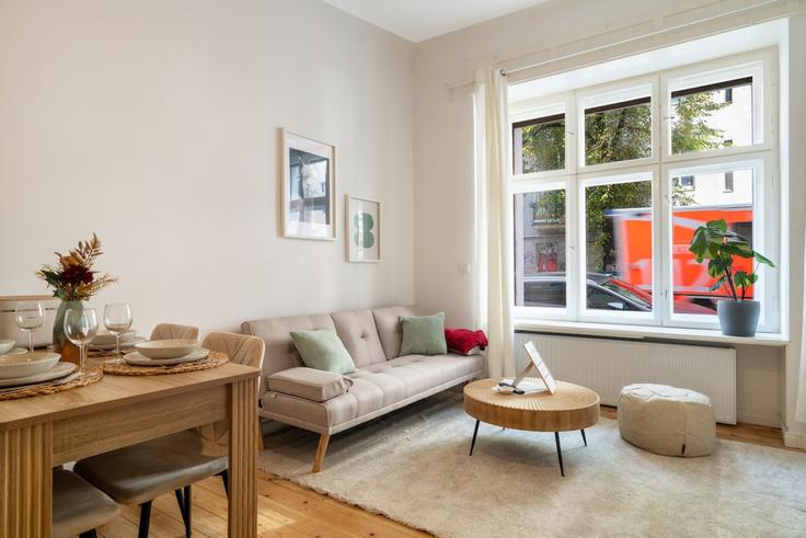 Salle de séjour élégante avec mobilier moderne dans un appartement à Building Richardstraße - arbiogroup - 1373028 à Berlin, Berlin