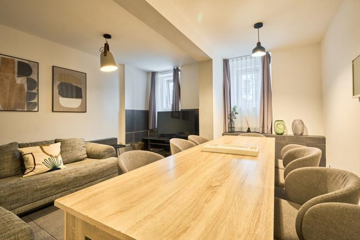 Elegant gestaltetes Wohnzimmer mit moderner Einrichtung in einer Wohnung im Building Christinenstraße - arbiogroup - 1373029 in Berlin, Berlin