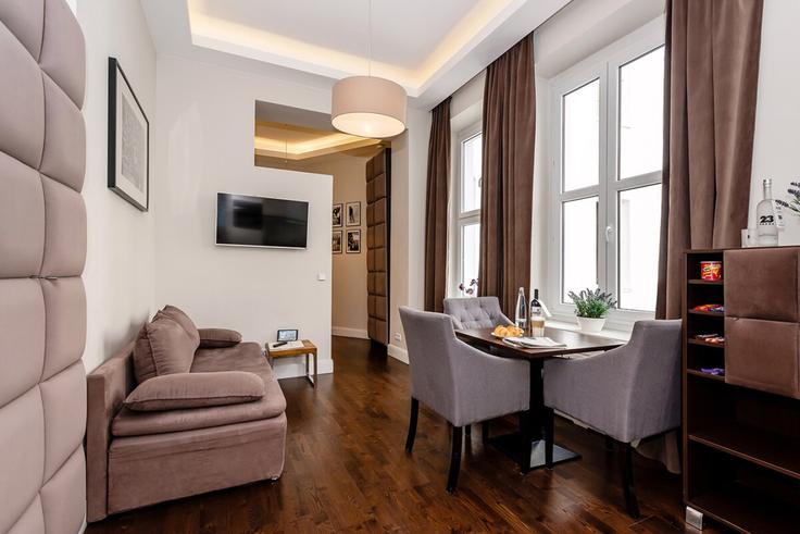 Elegant gestaltetes Wohnzimmer mit moderner Einrichtung in einer Wohnung im Building Potsdamer Straße - arbiogroup - 1375943 in Berlin, Berlin