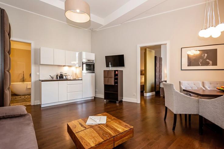 Elegant gestaltetes Wohnzimmer mit moderner Einrichtung in einer Wohnung im Building Potsdamer Straße - arbiogroup - 1375945 in Berlin, Berlin