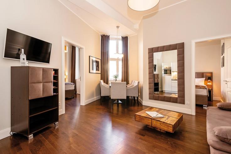 Elegant gestaltetes Wohnzimmer mit moderner Einrichtung in einer Wohnung im Building Potsdamer Straße - arbiogroup - 1375945 in Berlin, Berlin