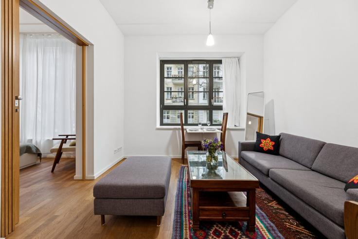 Building Kremmener Straße - arbiogroup - 1388788 adresindeki bir dairede modern mobilyalarla zarif bir şekilde tasarlanmış oturma odası Berlin, Berlin Building Kremmener Straße - arbiogroup - 1388788 adresindeki bir dairede modern mobilyalarla zarif bir şekilde tasarlanmış oturma odası Berlin, Berlin
